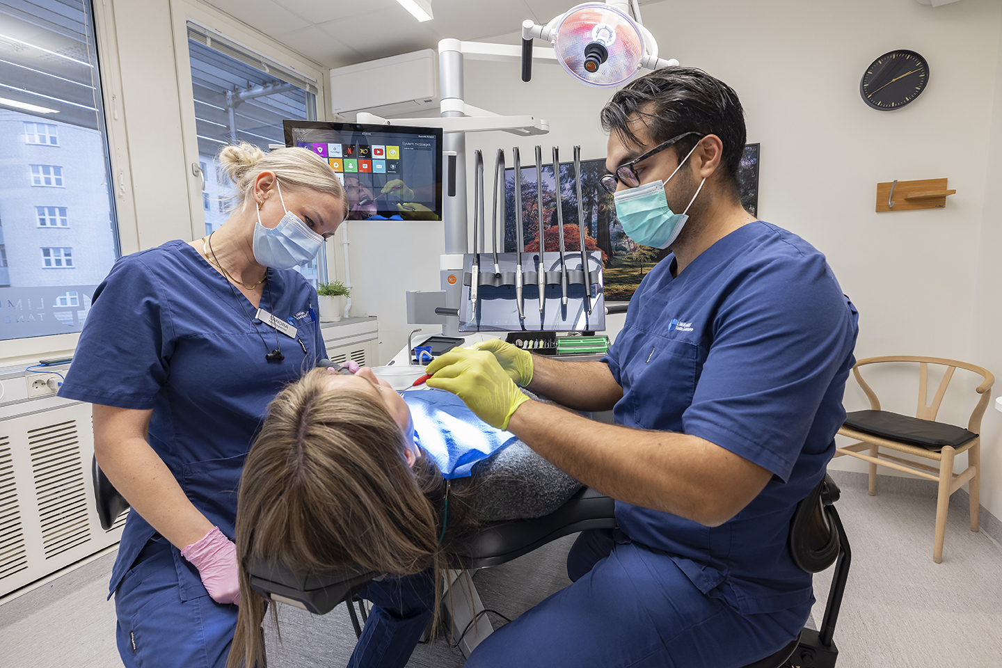 Bild på Tandläkare och patient som ligger bekvämt i en XO Flow dental unit.