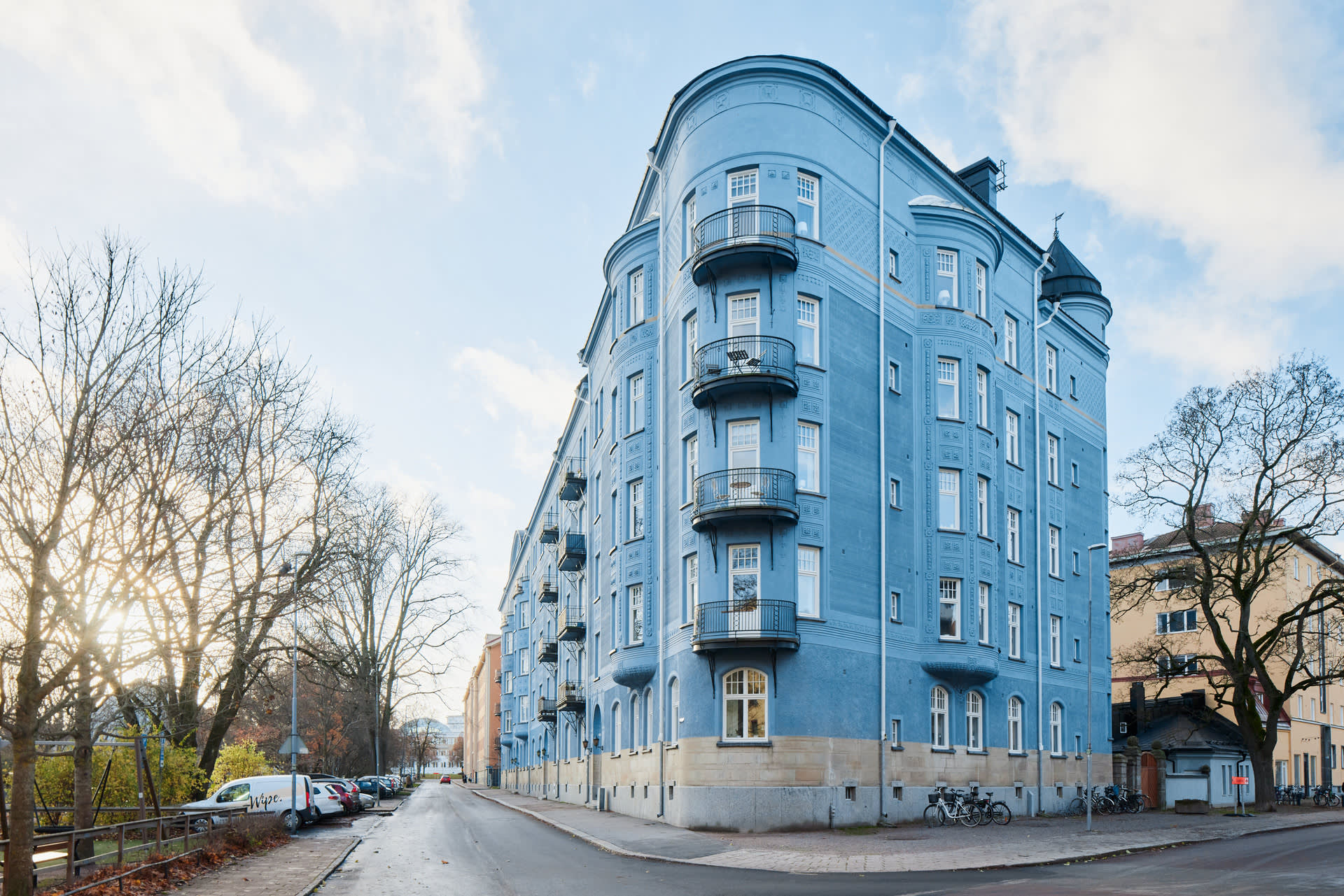 Vasagatan Uppsala till salu.
Väletablerad, modern, fräsch tandläkarklinik centralt i Uppsala. Kliniken består av tre fräscha behandlingsrum varav ett och ett halvt rum nu är under